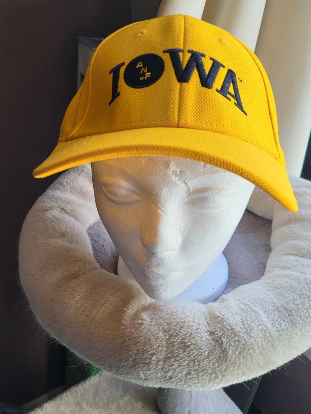IOWA HAWKEYES ANF UNDER ARMOUR YELLOW BASEBALL HAT SIZE LG/XL PREOWNED RARE FIND